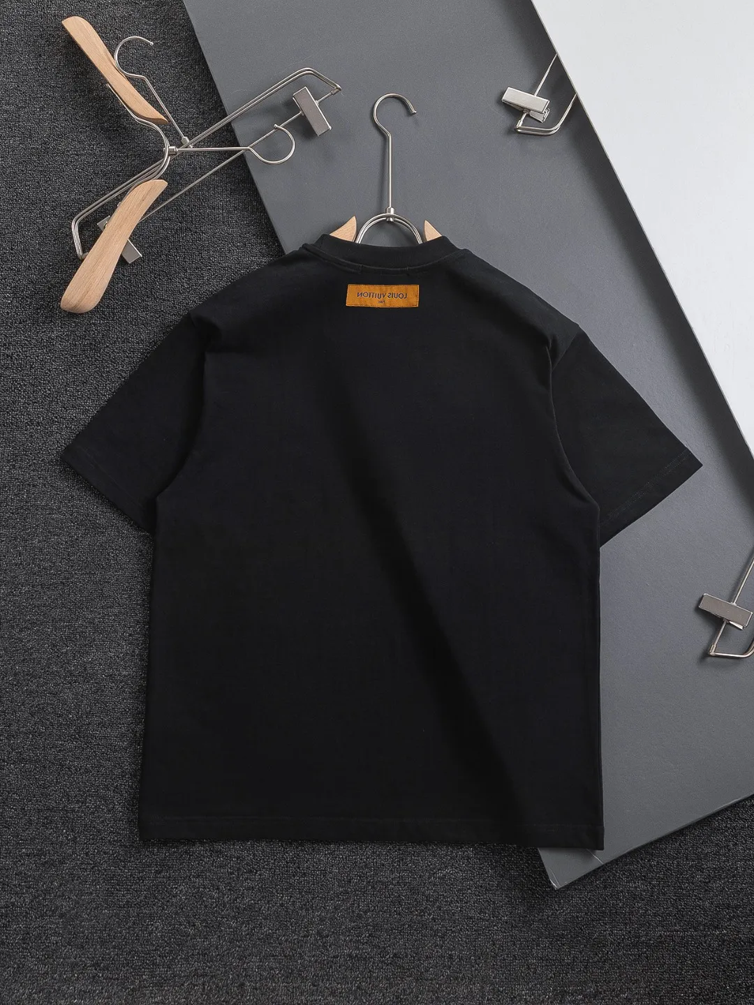 🅿️190 Louis Vuitton 1V micro-wide version S-Xl LV 25ss new product counters are on the shelves at the same time. Colorful purple letter design embroidery. Letter embroidery round neck short-sleeved T-shirt, same style for men and women! Synchronized with the official website, pure cotton fabrics at the counter! It is close to the skin and comfortable, durable and easy to wear. It has a classic and simple logo design and meticulous original craftsmanship. Short-sleeves, a must-have item for men, do not appear to be the same for the general public, but must be unique and eye-catching. This LV short-sleeve is all about quality, comfort, the same shape and fashion as always, including fabrics and cutting techniques. All of them have been made with great effort! 320 grams of washed pure cotton fabric, pure cotton is breathable, very refreshing and comfortable for daily wear. The rib knitting on the neckline is smooth and tight, and the neckline will not be skewed if you toss it at will. The loose version, you will find that it looks really good on the upper body. The overall is minimalist and neat, super versatile for daily use! Pair it casually with a pair of pants for a youthful look. A T-shirt will make your outfit crazy. It is a fashionable item that can never go wrong! Black, white, size: S-XL Size chart: S: Shoulder width 50-Bust 54-Length 70 M: Shoulder width 52-Bust 56.5-Length 72 L: Shoulder width 54-Bust 59-Length 74 XL: Shoulder width 56-Bust 61.5-Length 76